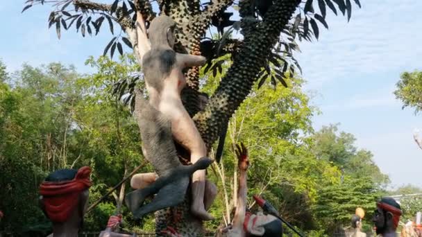 Estatuas del infierno que representan vicios humanos en el templo del Edén y el Infierno. Tailandia — Vídeos de Stock