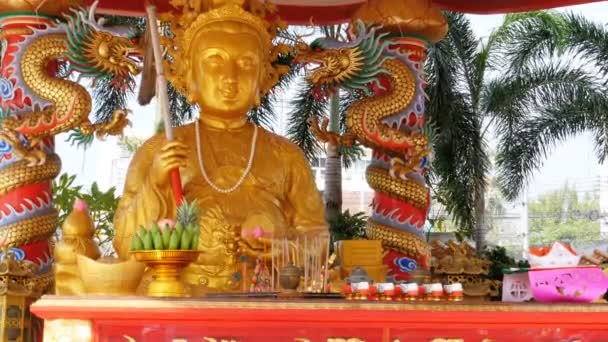 Goldene Buddhastatue im chinesischen Tempel. Thailand. — Stockvideo