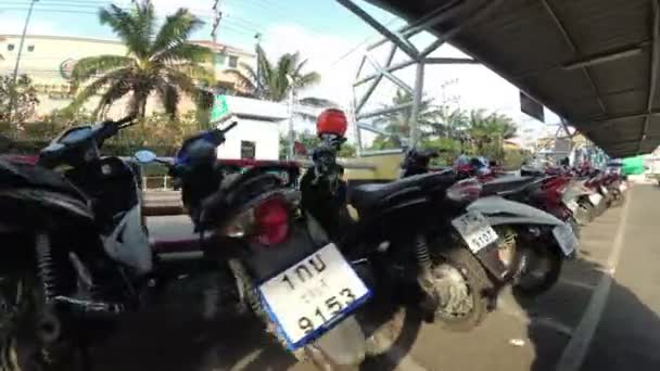 Jazda motocyklem na Parking w Tajlandii, w pobliżu centrum handlowego — Wideo stockowe