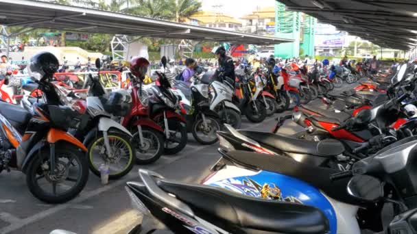 Motor op de Parking in Thailand in de buurt van het winkelcentrum — Stockvideo