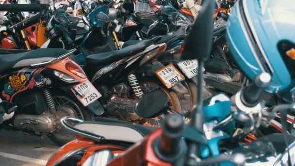 Motocicleta no estacionamento na Tailândia perto do Shopping Center — Vídeo de Stock