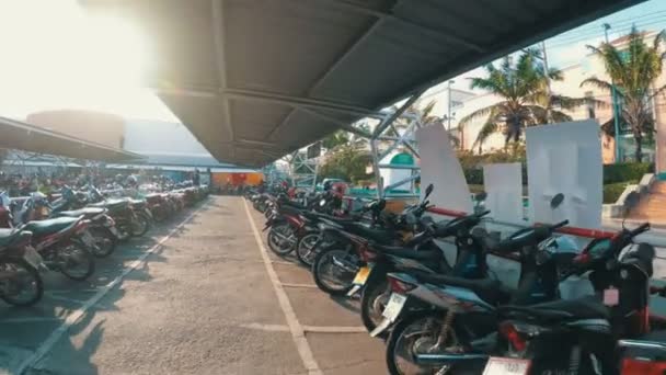 Rider motorcykel på parkering i Thailand nära shoppingcentret — Stockvideo