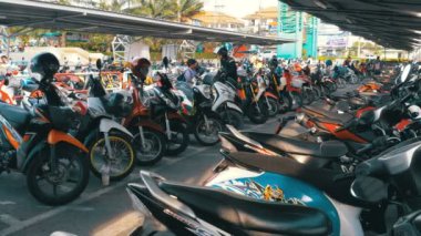 Motosiklet üzerinde park Alışveriş Merkezi yakınındaki Tayland