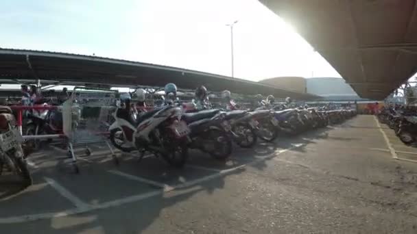 Motorradfahren auf dem Parkplatz in der Nähe des Einkaufszentrums — Stockvideo