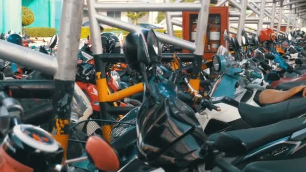 Мотоцикл на парковке в Таиланде рядом с торговым центром — стоковое видео