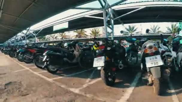 Motorradfahren auf dem Parkplatz in der Nähe des Einkaufszentrums — Stockvideo