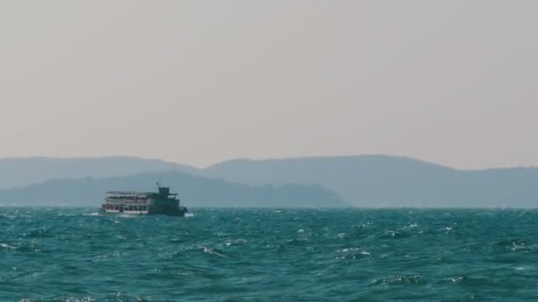 Barco de ferry con los turistas Navega en olas de tormenta en el mar. Tailandia, Pattaya — Vídeos de Stock