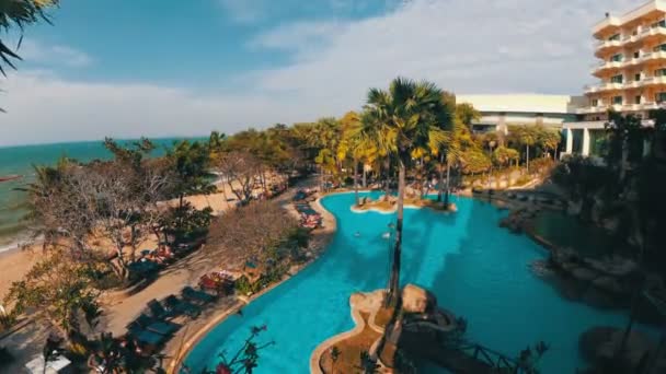 Tropisches Hotel mit Pool blaues Wasser am Strand — Stockvideo