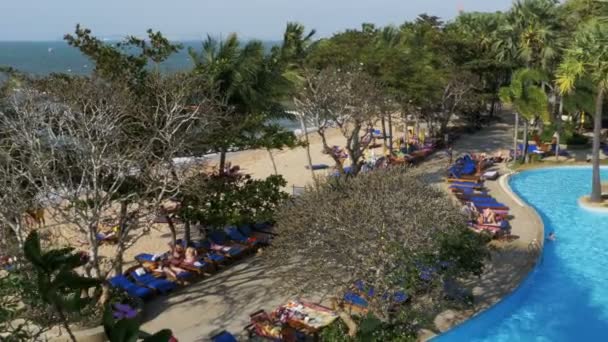 Hotel Tropicale con piscina acqua blu sulla spiaggia — Video Stock