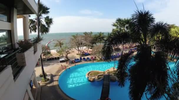 해변에서 수영 풀을 파란 물으로 열 대 호텔 — 비디오