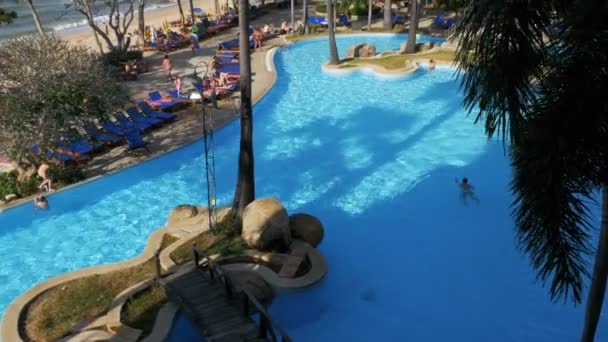 해변에서 수영 풀을 파란 물으로 열 대 호텔 — 비디오