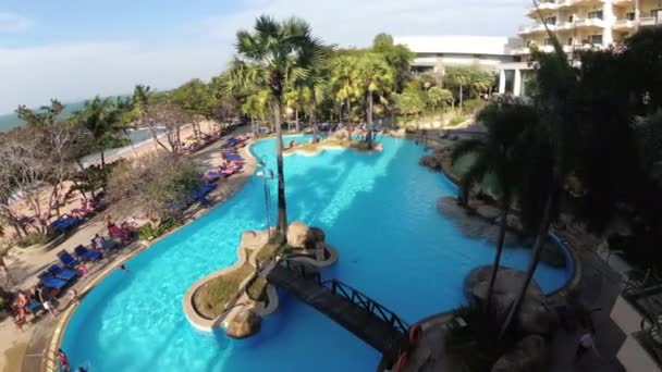 Ξενοδοχείο Tropical με μπλε πισίνα νερό στην παραλία — Αρχείο Βίντεο