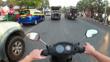 Asya trafik yol boyunca motosiklet sürme üzerinde Pov görünümü. Tayland, Pattaya