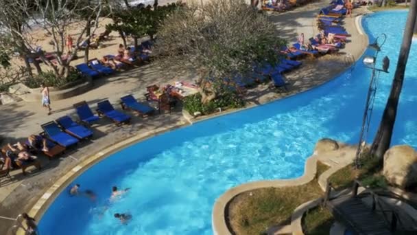 Hotel Tropical com piscina de água azul na praia — Vídeo de Stock