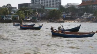 Küçük ahşap balıkçı tekneleri iskelede dalgalar üzerinde sway. Tayland. Asya. Pattaya