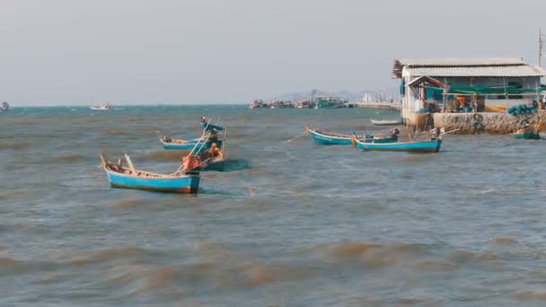 Küçük ahşap balıkçı tekneleri iskelede dalgalar üzerinde sway. Tayland. Asya. Pattaya — Stok video