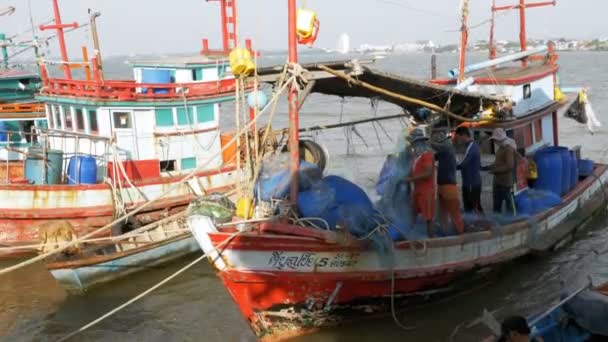 那艘旧木船的船员在码头揭开渔网。泰国。亚洲.帕塔亚 — 图库视频影像