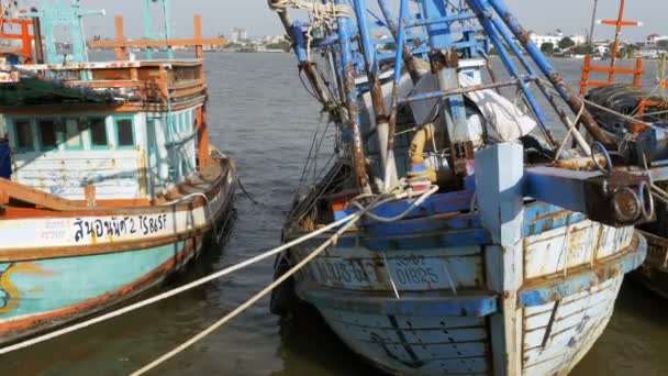 Много разных старых деревянных рыбацких лодок на пирсе. Таиланд. Азия. Паттайя — стоковое видео