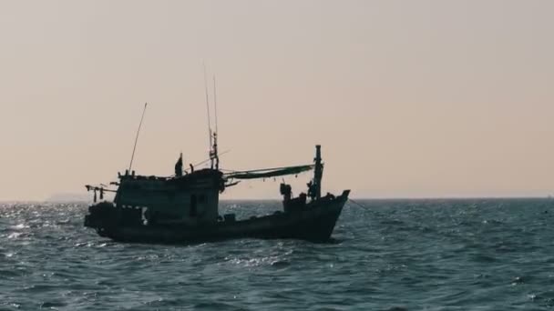 Silhueta de um barco de pesca no mar. Tailândia. Ásia. Pattaya. . — Vídeo de Stock