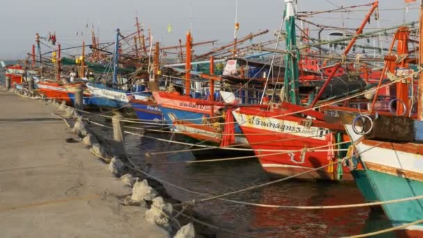 Veel verschillende oude houten vissersboten op de pier. Thailand. Azië. Pattaya — Stockvideo