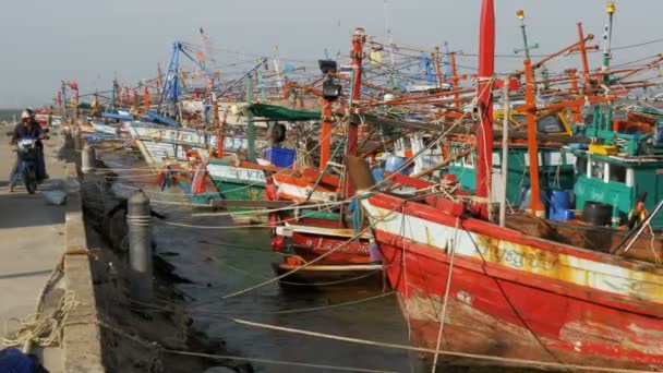 Mnoho různých starých dřevěných rybářských člunů na molu. Thajsko. Asie. Pattaya — Stock video