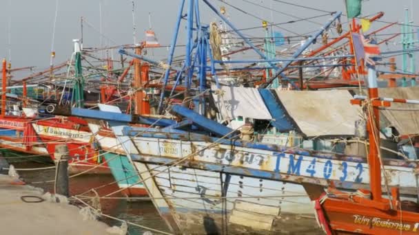 Mnoho různých starých dřevěných rybářských člunů na molu. Thajsko. Asie. Pattaya — Stock video