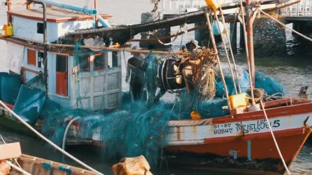 La tripulación del viejo barco de madera desentraña redes de pesca en el muelle. Tailandia. Asia. Pattaya — Vídeo de stock