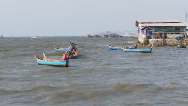 Дерев'яні рибацькі човники вплив на хвилі до пристані. Таїланд. Азії. Паттайя — стокове відео