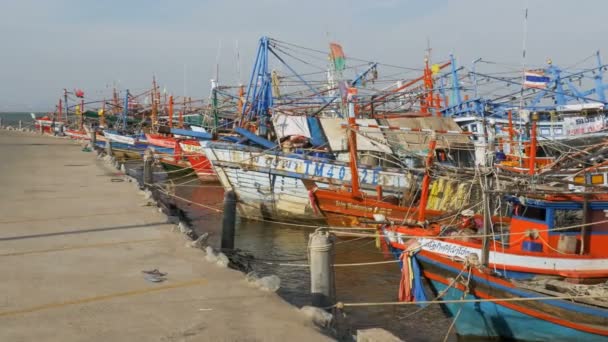 Πολλές διαφορετικές παλιά ξύλινα αλιευτικά σκάφη στην προβλήτα. Ταϊλάνδη. Ασία. Πατάγια — Αρχείο Βίντεο
