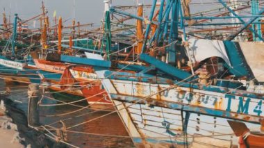 Birçok farklı eski ahşap balıkçı tekneleri iskelede. Tayland. Asya. Pattaya