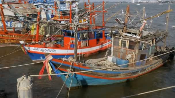Oude houten vissersboten op de pier. Thailand. Azië. Pattaya — Stockvideo
