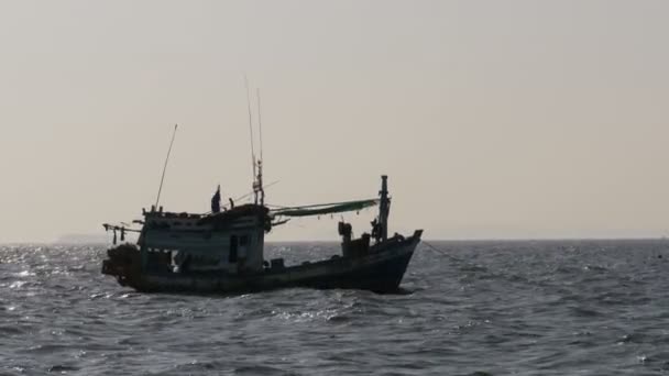 Silhouette eines Fischerbootes im Meer. Thailand. Asien. Pattaya. — Stockvideo