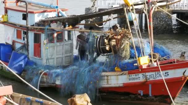 Το πλήρωμα του το παλιό ξύλινο πλοίο ξετυλίγεται δίχτυα στην προβλήτα. Ταϊλάνδη. Ασία. Πατάγια — Αρχείο Βίντεο