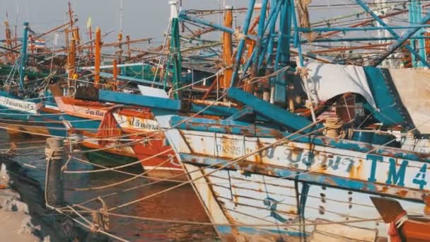 多く異なる古い木造漁船桟橋。タイ。アジア。パタヤ — ストック動画