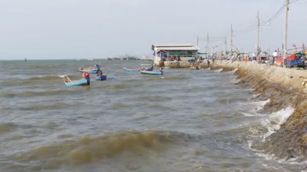 小型木造漁船桟橋で波に影響を与えます。タイ。アジア。パタヤ — ストック動画