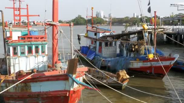 Awak kapal kayu tua membongkar jaring nelayan di dermaga. Thailand. Asia. Pattaya — Stok Video