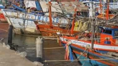Birçok farklı eski ahşap balıkçı tekneleri iskelede. Tayland. Asya. Pattaya