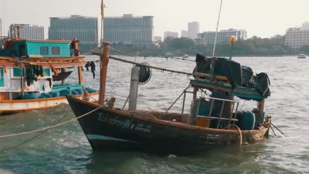 Wiele różnych stare drewniane łodzie rybackie na molo. Tajlandia. Asia. Pattaya — Wideo stockowe