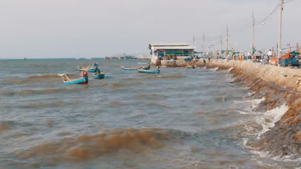 Małe drewniane łodzie rybackie kołyszą się na falach na molo. Tajlandia. Asia. Pattaya — Wideo stockowe