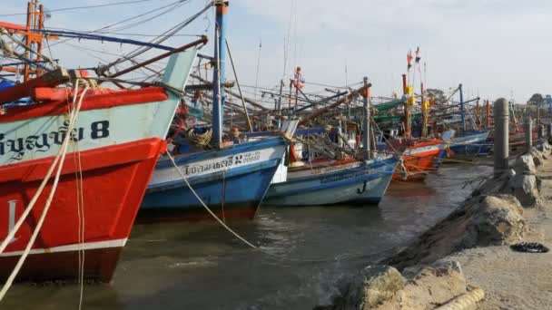 Wiele różnych stare drewniane łodzie rybackie na molo. Tajlandia. Asia. Pattaya — Wideo stockowe