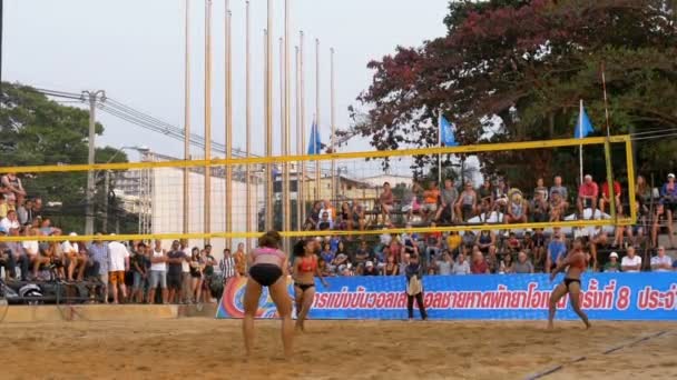 Чемпионат по пляжному волейболу среди женщин в Таиланде. Slow Motion — стоковое видео