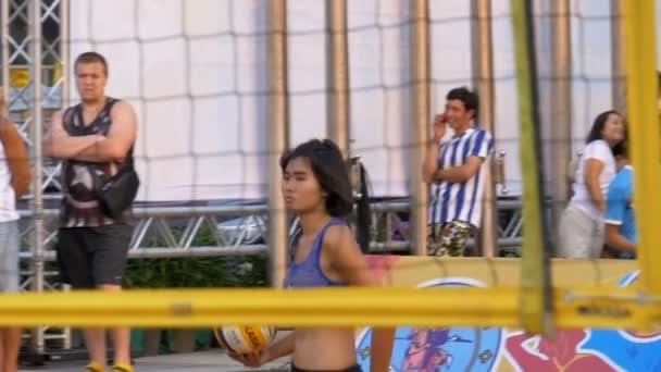 Campeonato de Voleibol Playa Femenino en Tailandia. Moción lenta — Vídeos de Stock