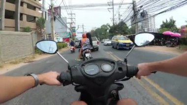 Asya trafik yol boyunca bir motosiklet sürme. Tayland, Pattaya