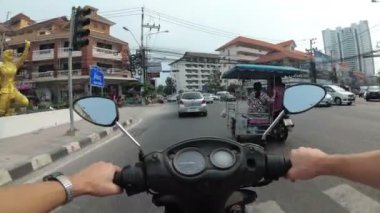 Asya trafik yol boyunca motosiklet sürme üzerinde Pov görünümü. Tayland, Pattaya