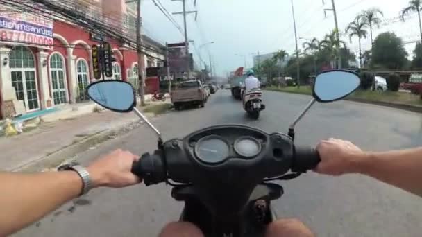 POV погляд на їзда мотоцикл вздовж азіатських дорожнього руху. Таїланд Паттайя — стокове відео