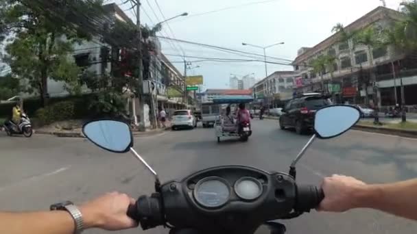 POV nézet a lovaglás motorkerékpár mentén az ázsiai közúti forgalom. Thaiföldön, Pattaya — Stock videók