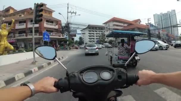 Asya trafik yol boyunca motosiklet sürme üzerinde Pov görünümü. Tayland, Pattaya — Stok video