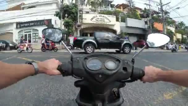 POV άποψη για την οδήγηση μοτοποδηλάτων κατά μήκος της Ασίας οδικής κυκλοφορίας. Ταϊλάνδη, Pattaya — Αρχείο Βίντεο