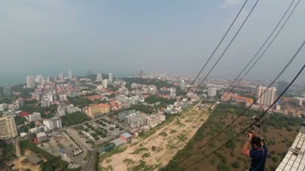 Salta desde la Torre de la Ciudad de Pattaya. El hombre baja por el cable desde el techo. Tailandia — Vídeos de Stock