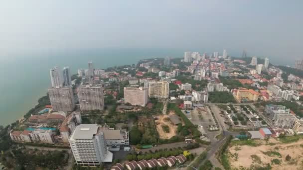 Vista panorámica desde la altura hasta la localidad turística junto al mar. Pattaya, Tailandia — Vídeo de stock